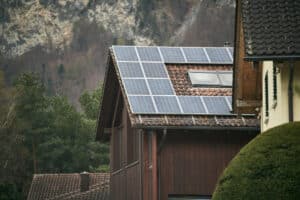 Vivienda sostenible con paneles solares