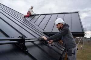 obreros trabajando en el techo de una casa pasiva
