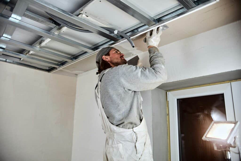 Professional de la construcció realitzant reforma integral