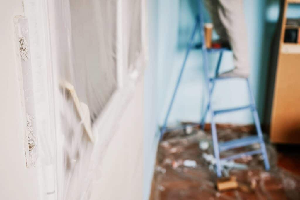 obrero rehabilitando una vivienda