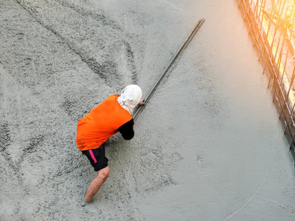 Albañil trabajando con cemento