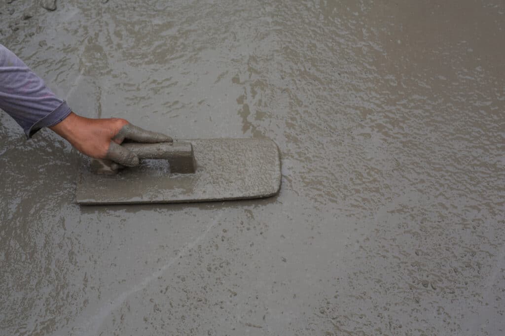 Mezclando hormigón para hacer forjado sanitario